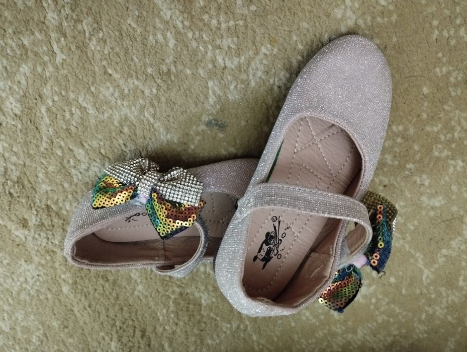 Qizlar uchun tufli.100000 som