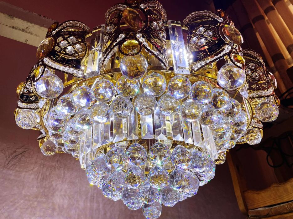 Люстра шикарная, большая.