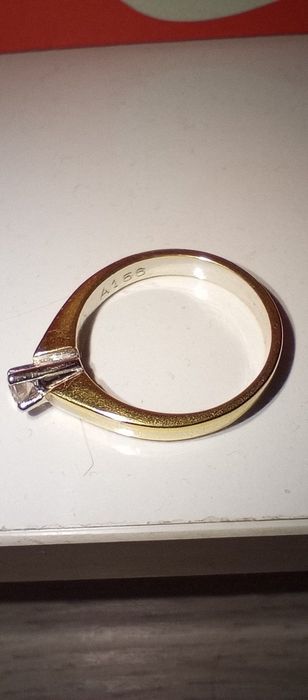 Златен пръстен с диамант