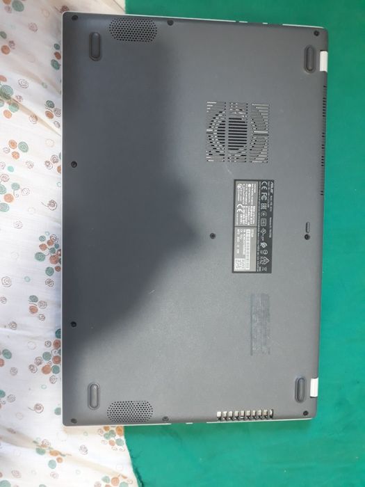 Laptop Asus  cu o mica problema