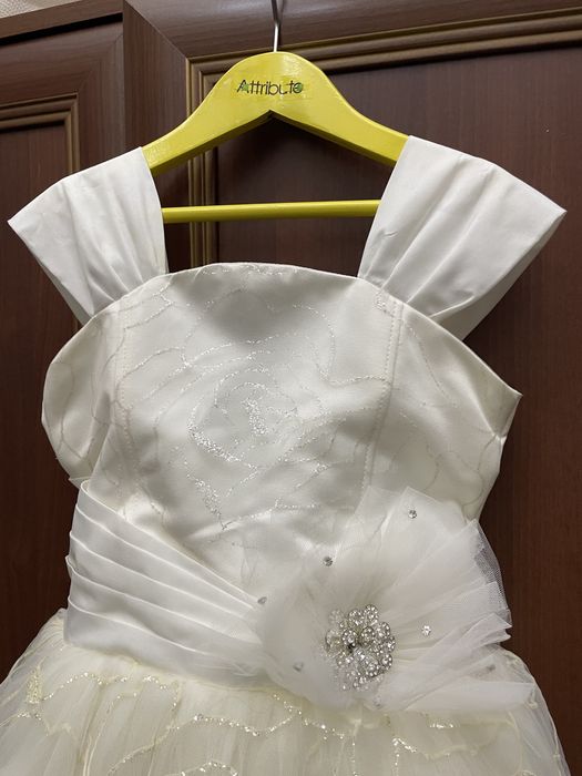 Нарядное платье для девочки на 5-7 лет