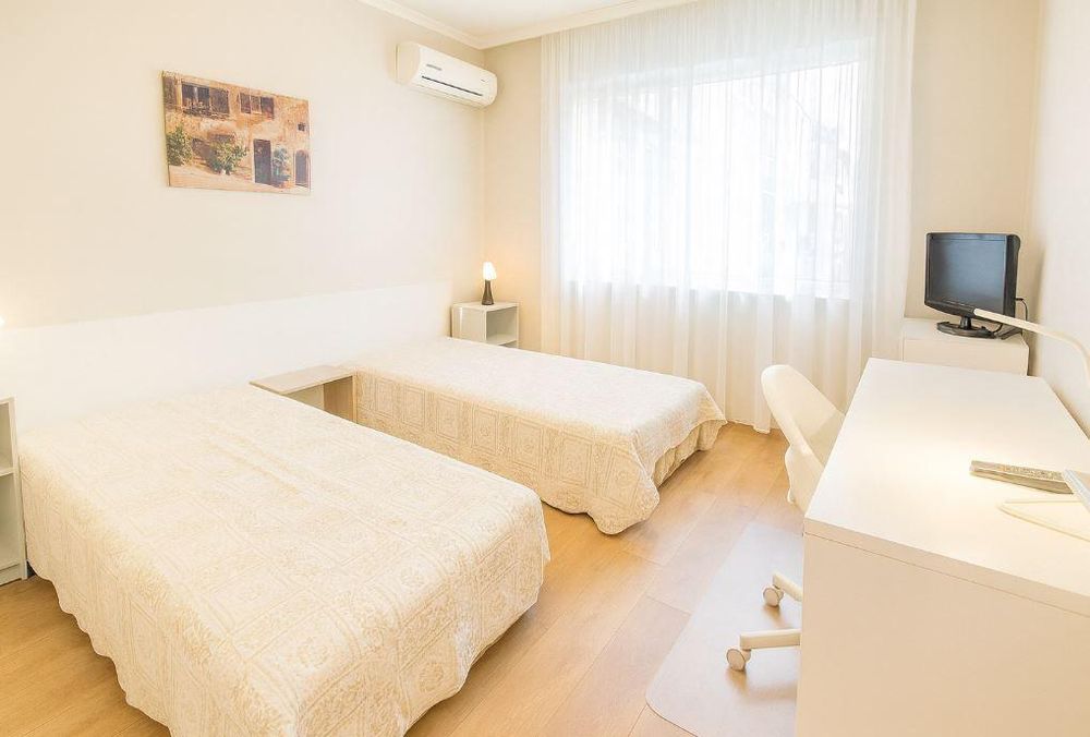 Дава се под наем Тристаен апартамент в Варна, Базар Левски - 80 кв.м за 663 € - Снимка #4