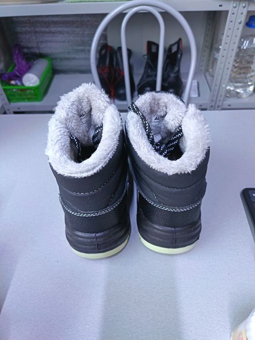 Продам зимнию спец обувь