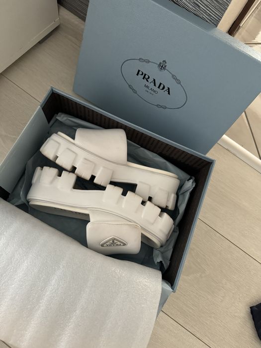 Уникални чехли Prada