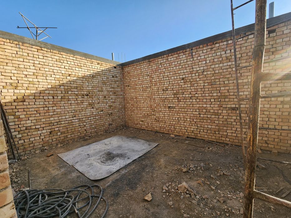 Шаҳар марказида қурилиши тугалланмаган участка сотилади