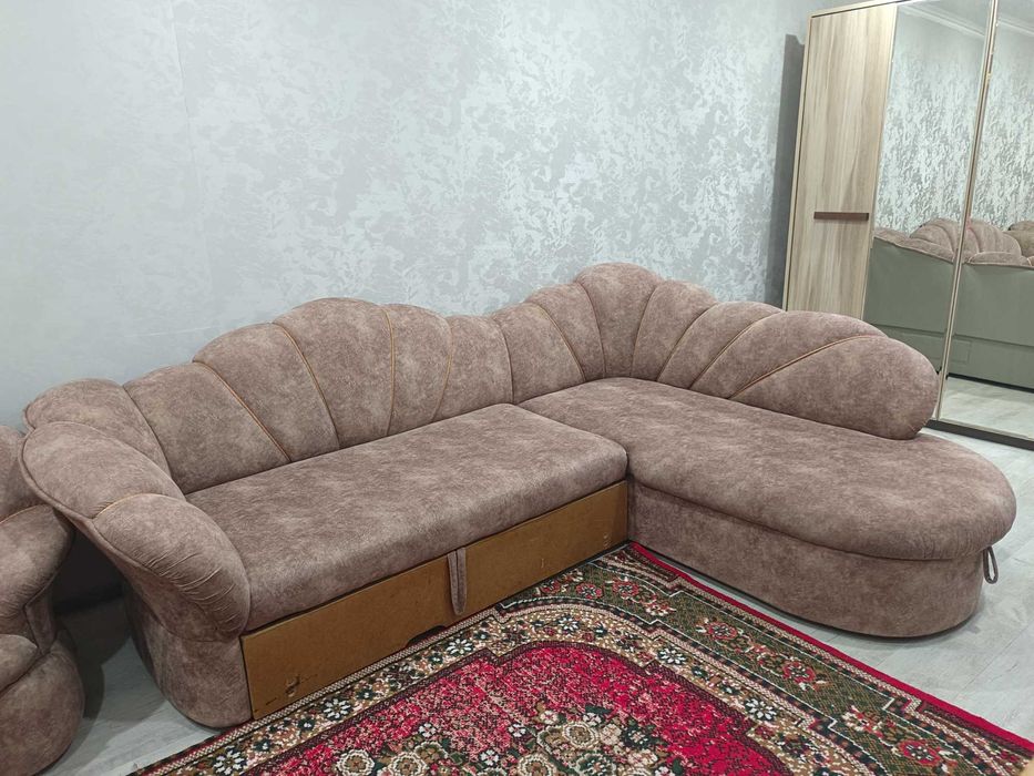 Продаётся красивый угловой диван!