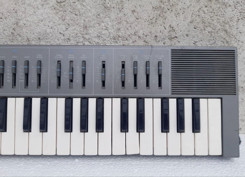 Yamaha CS01 synth