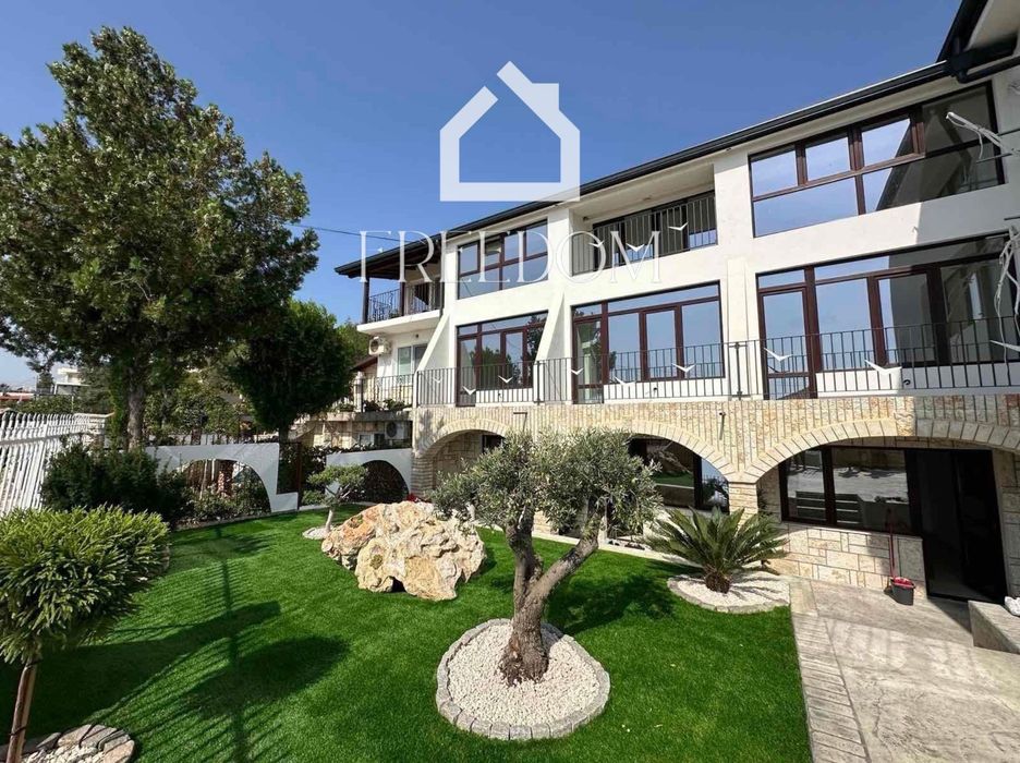 Продава се Хотел в Балчик - 650 кв.м за 392 €/кв.м - Снимка #1