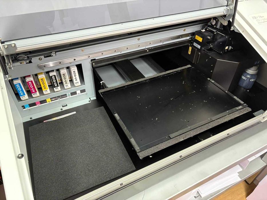 Продаётся профессиональный UV-принтер Roland LEF-200
