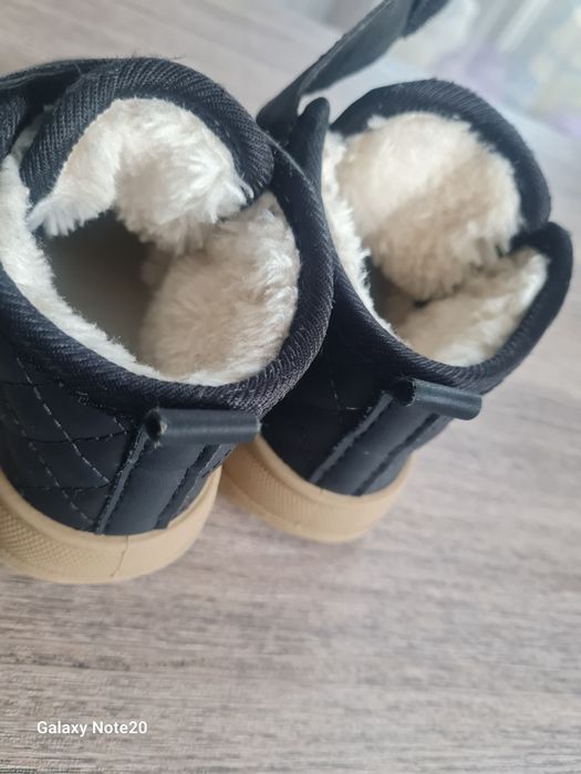 Продам тепленькие ботиночки "Balencgaic"