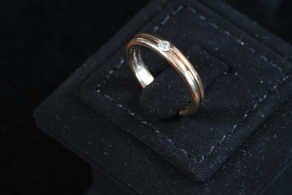 Златен Пръстен Халка Злато 375(9К) с диамант 0,08 карата. Размер 52