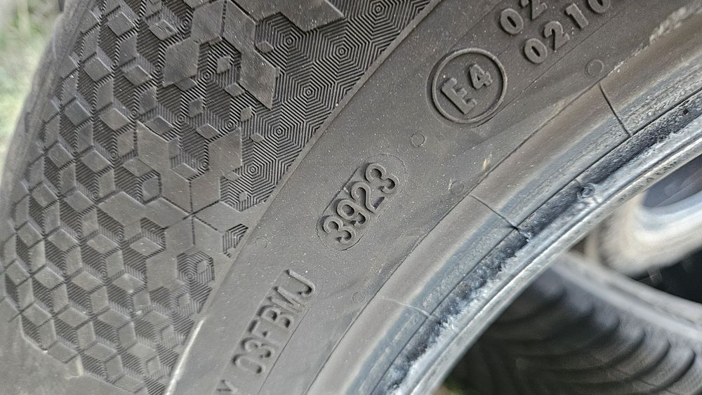 2бр гуми 235 65 17 дот 23 континентал