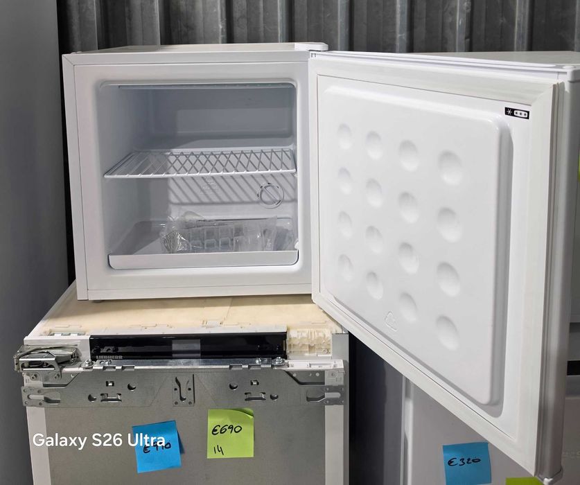 Comfee RCU40WH2 е компактна свободностояща мини фризерна