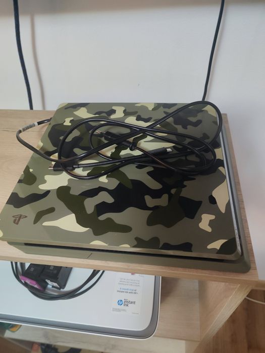 Продавам Playstation 4 с два контролера и една бонус игра