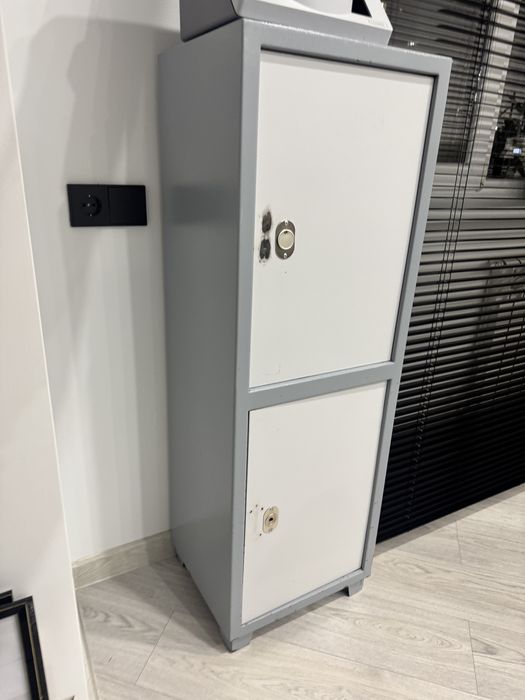 Продается сейф металлический