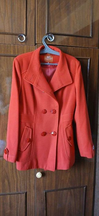 Полу Пальто - красное.