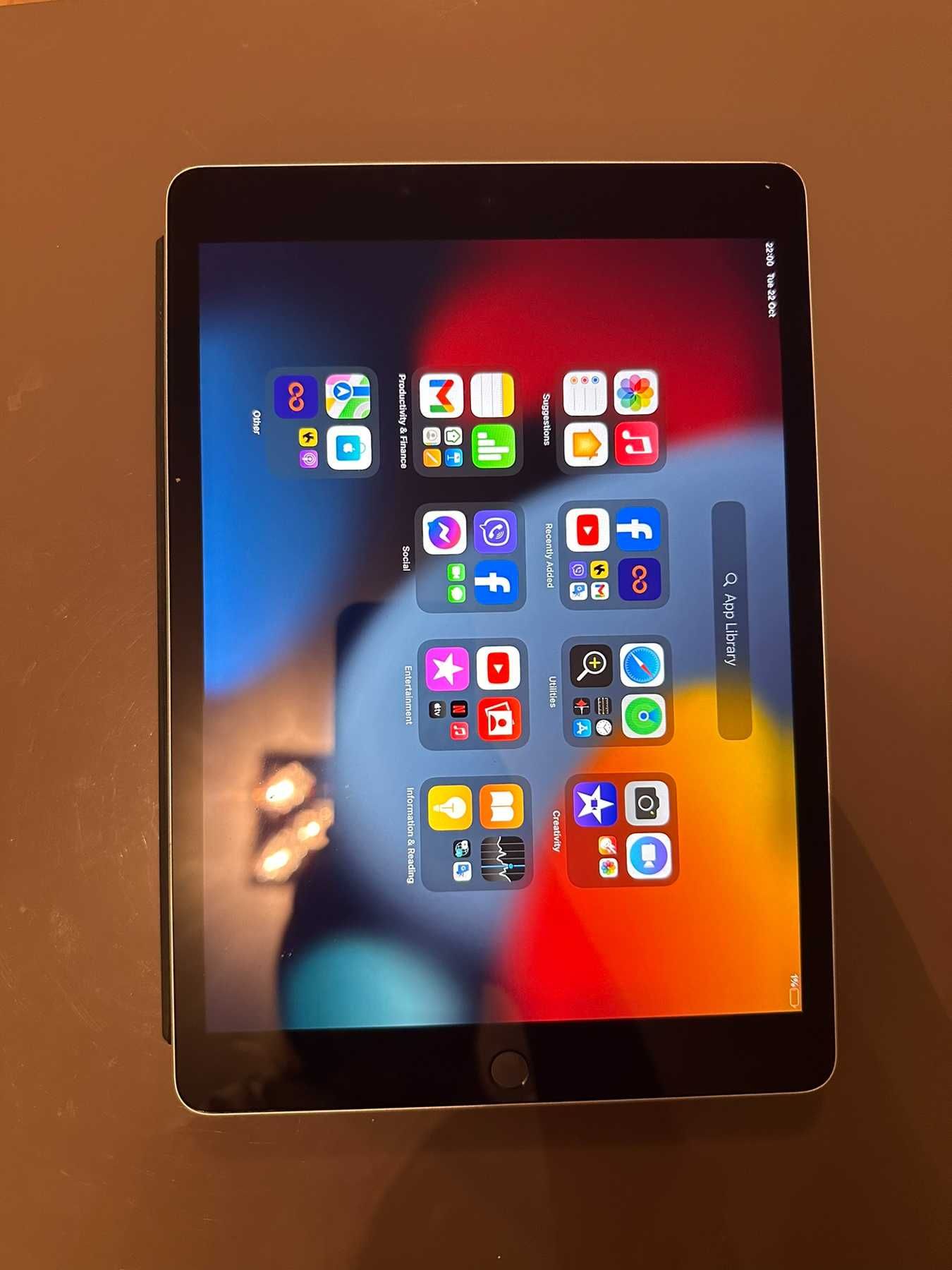 Перфектен Ipad 9th generation + клавиатура гр. Пловдив Южен • OLX.bg