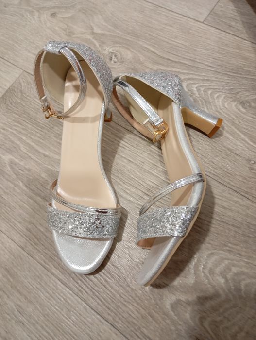 Чисти нови токчета