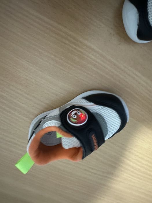 Продам кроссовку