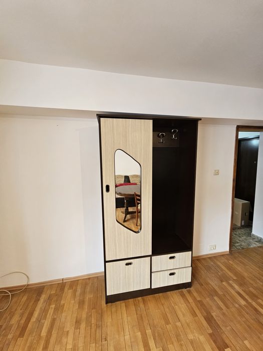 Cuier cu usa si sertare