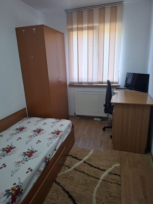 Apartament de închiriat , semidecomandat cu 3 camere