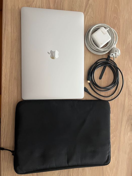 MacBook Air 13”(2019) i5/8GB, stare excelentă, husă inclusă.