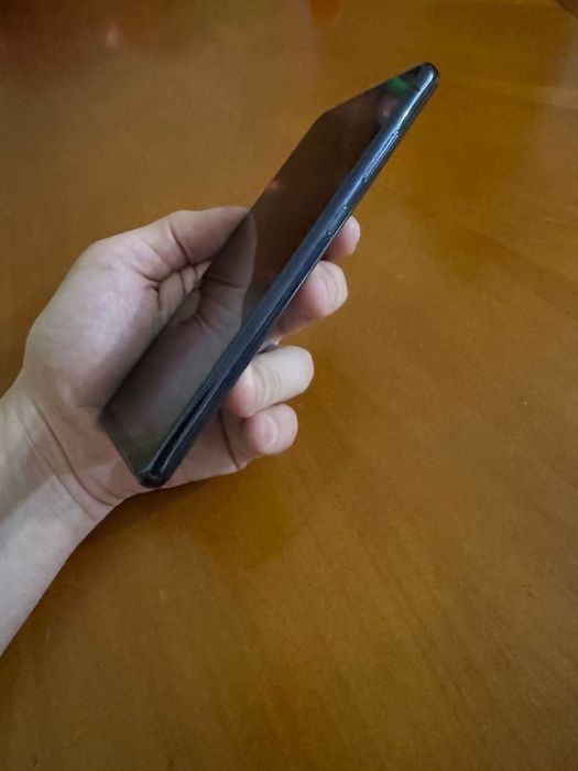 Продам Samsung S20 в идеальном состоянии.