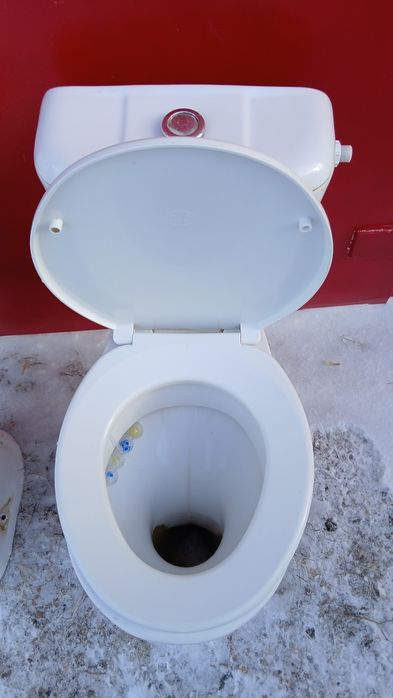 Б/у унитазы для стройки, бачки и крышки от бачков.