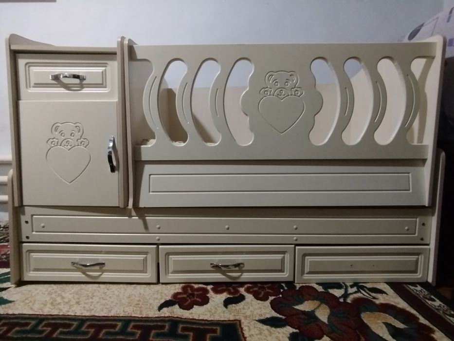 Bolalar kravati va katta sandiq