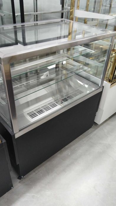 Новый витринный холодильник