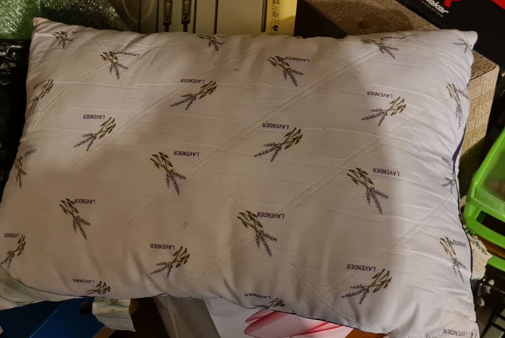 1 pernă folosită scurt timp