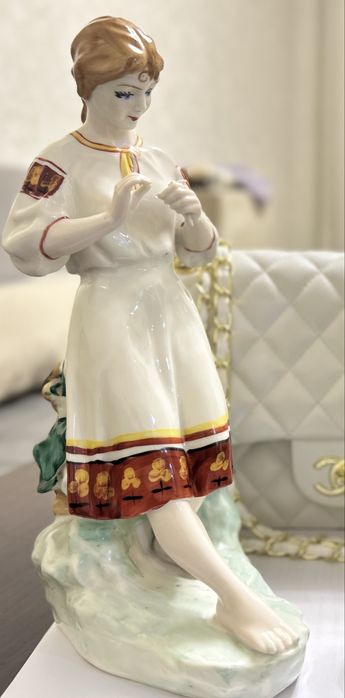 Фарфоровая статуэтка, полонне зхк