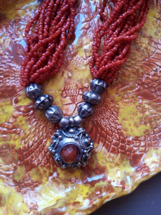 Сребърно колие с корал.