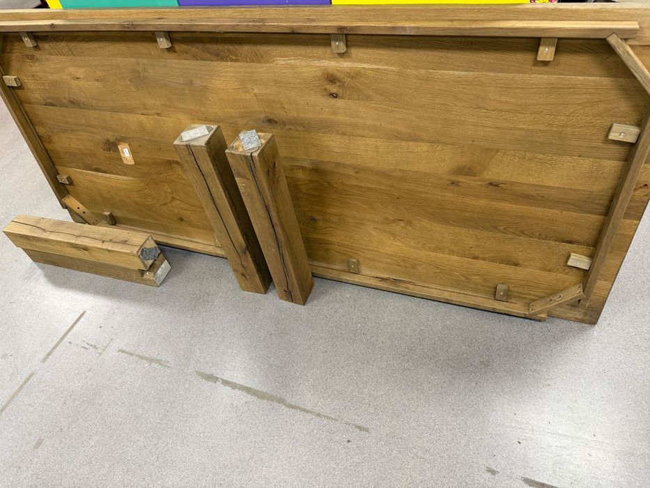 .Дървена дъбова маса