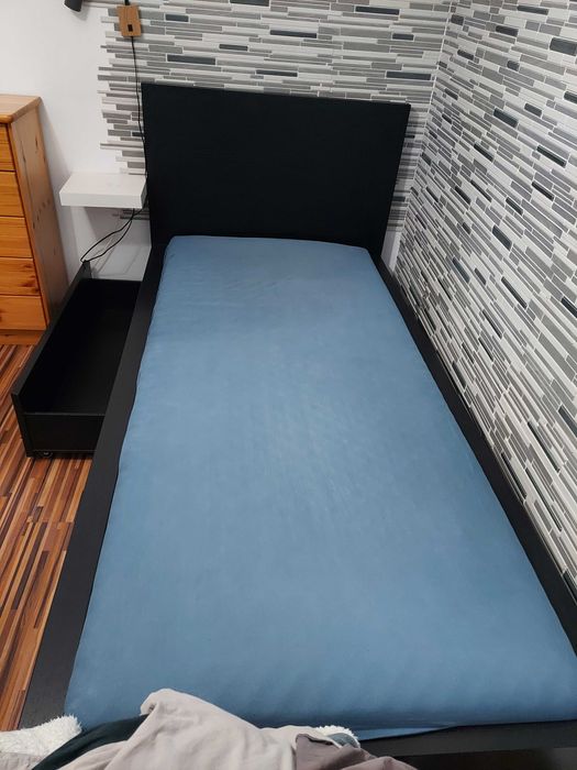 Pat negru Ikea  pentru o persoană cu tot cu saltea