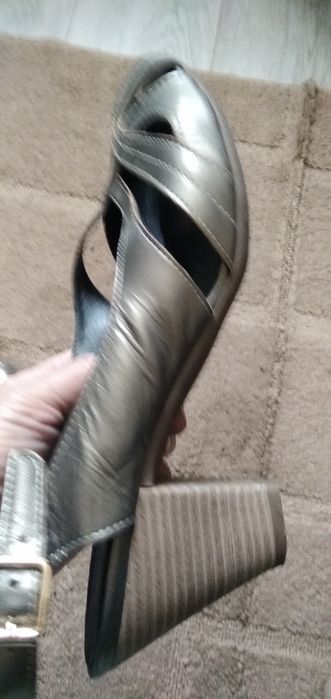 Женские босоножки