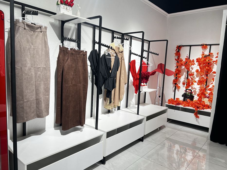 Срочно стеллажи для магазина одежды