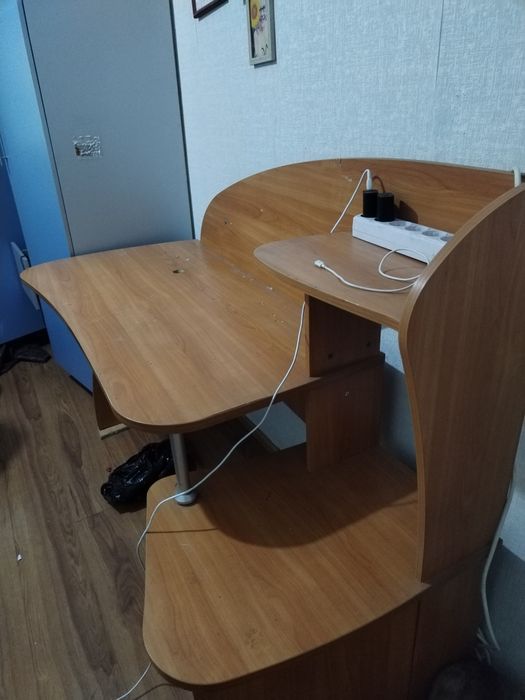 Продам компьютерный стол.