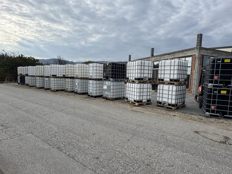 Бидони 1 тон цистерни 1000л контейнери бели и червени