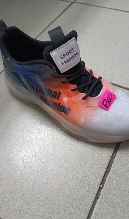 Продам кроссовки