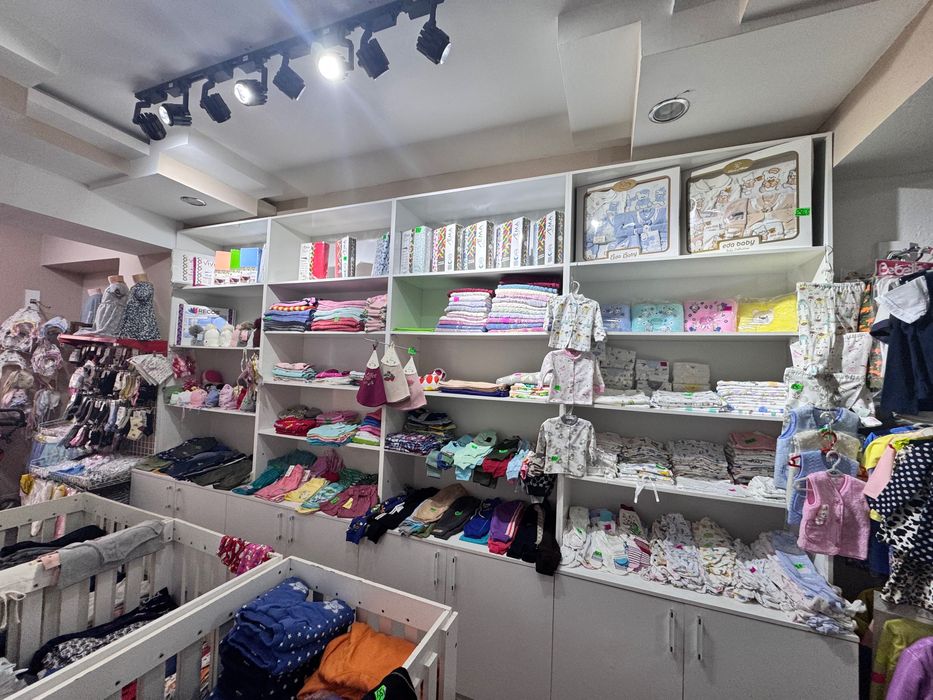 Красивый и удобный стеллаж для магазина