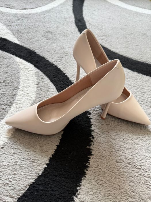 Бежови обувки на ток