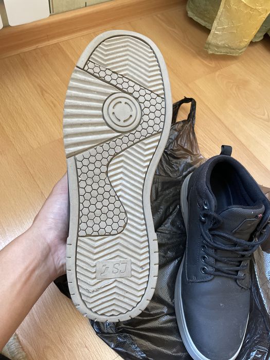 Продам ботинки почти новые