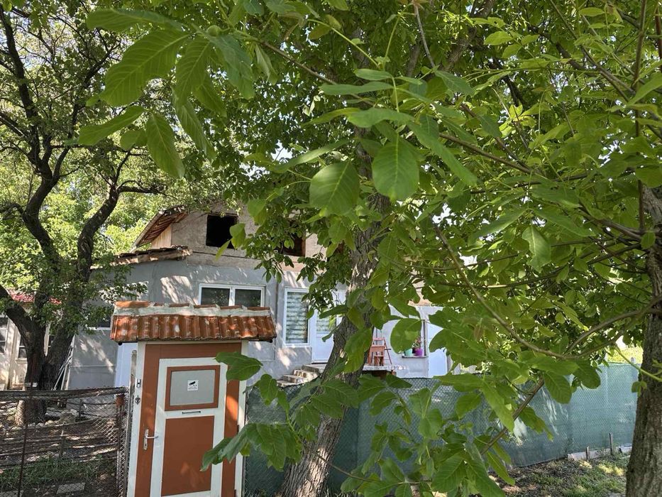 Продавам двуетажна къща