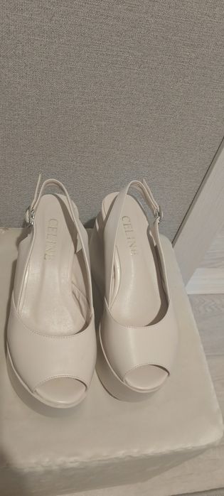 Кожаные босоножки