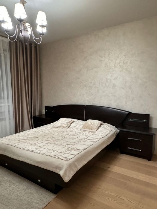 Продаи спальную кровать , комод