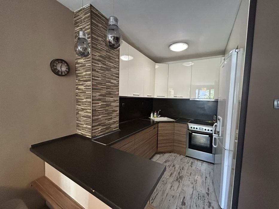 Три стаен апартамент с кухненски бокс