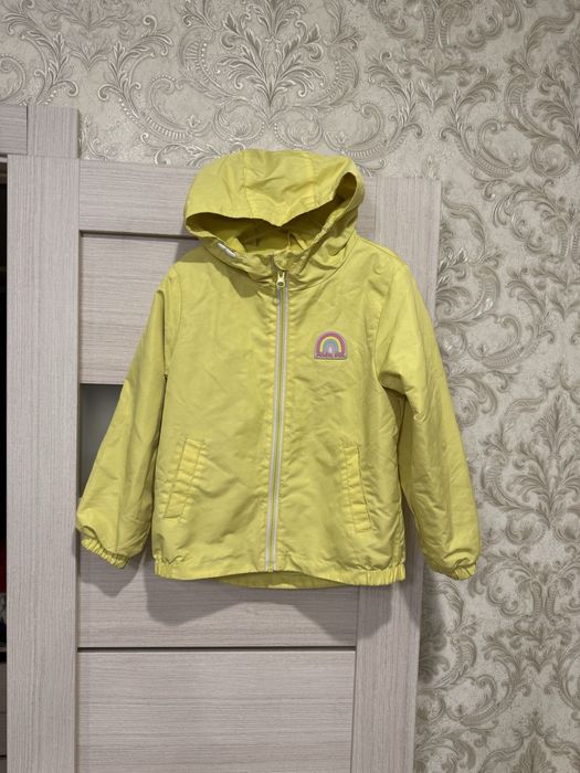 Продам куртку-ветровку на девочек размер 116