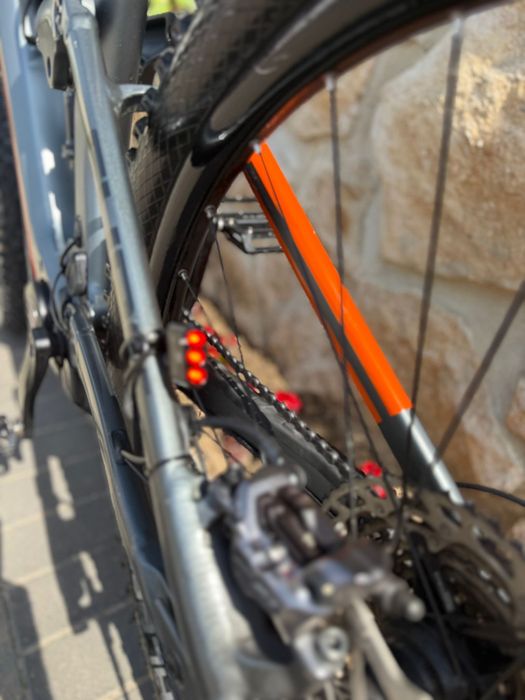Bicicleta electrica CUBE  carbon 750 w