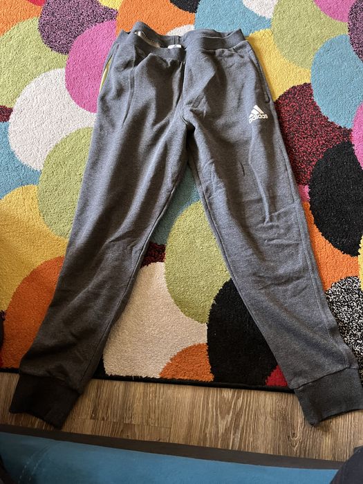 Vând pantaloni de bumbac Adidas